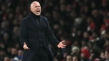 آرني سلوت يبرر تصرف مارتينيلي ضد لاعب مصاب في صفوف ليفربول